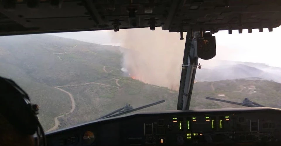 Βίντεο που κόβει την ανάσα! Καναντέρ… κάνει βουτιές στις φωτιές της Κινέτας και στο Μάτι για να τις σβήσει